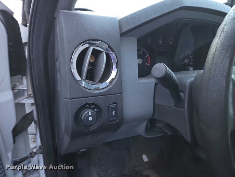 image for item ET5272 2013 Ford F550 Super Duty box truck