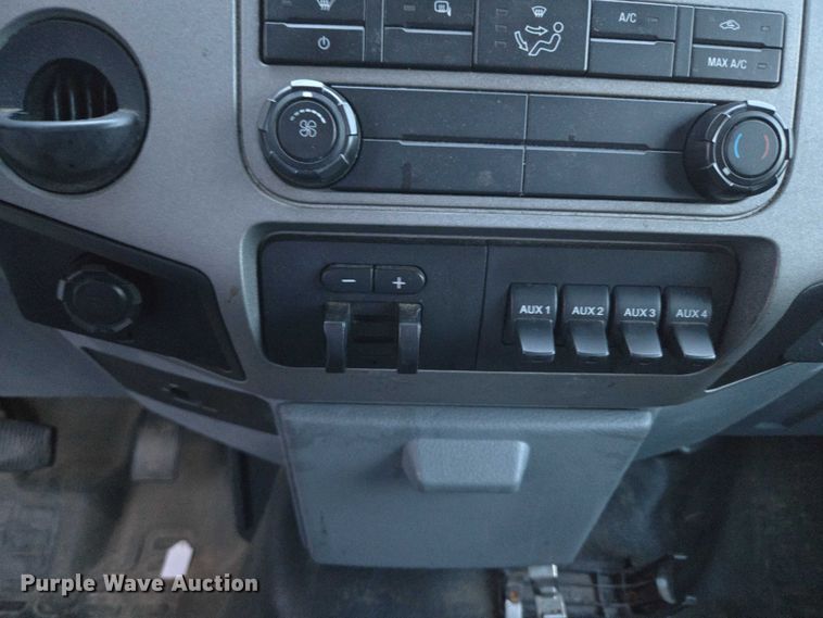 image for item ET5272 2013 Ford F550 Super Duty box truck