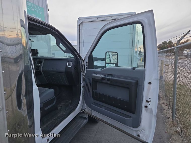 image for item ET5272 2013 Ford F550 Super Duty box truck