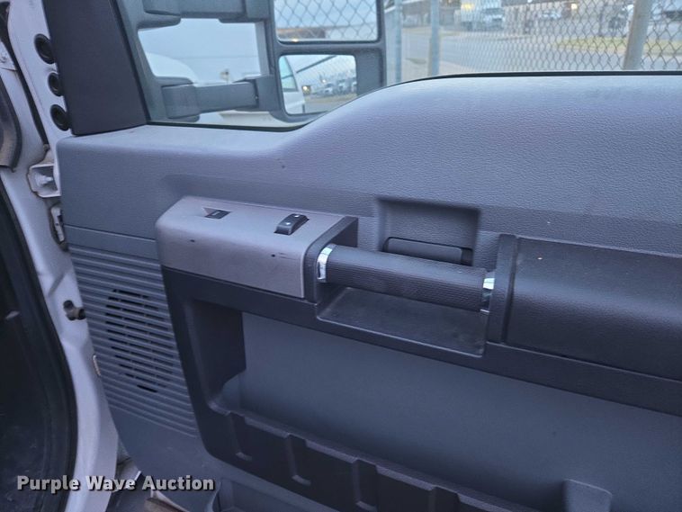 image for item ET5272 2013 Ford F550 Super Duty box truck