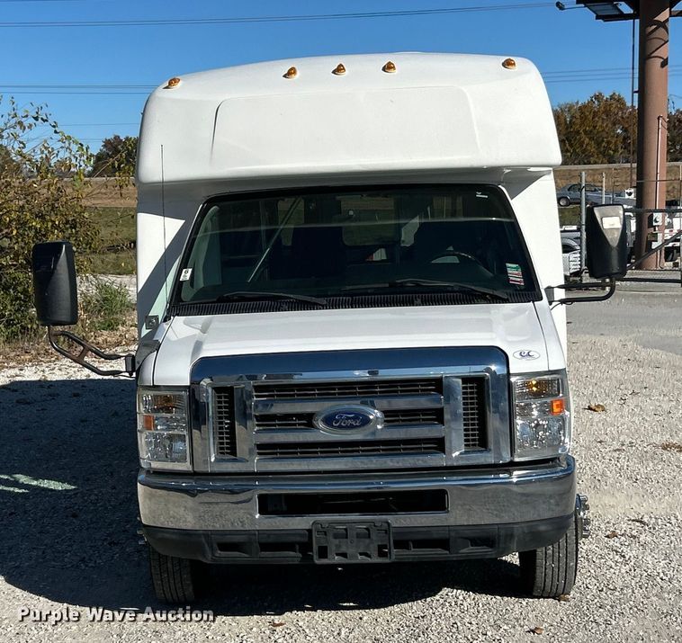 image for item ET6643 2011 Ford E350 Super Duty shuttle bus