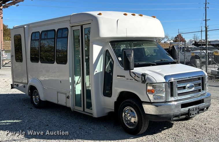 image for item ET6643 2011 Ford E350 Super Duty shuttle bus