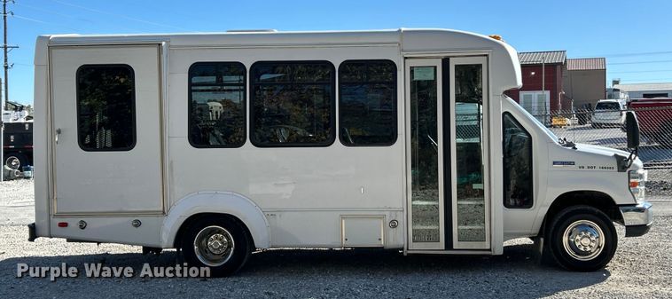 image for item ET6643 2011 Ford E350 Super Duty shuttle bus