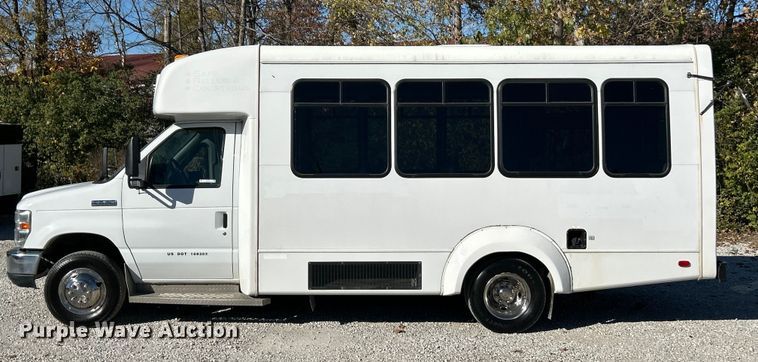 image for item ET6643 2011 Ford E350 Super Duty shuttle bus