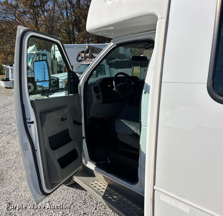 image for item ET6643 2011 Ford E350 Super Duty shuttle bus
