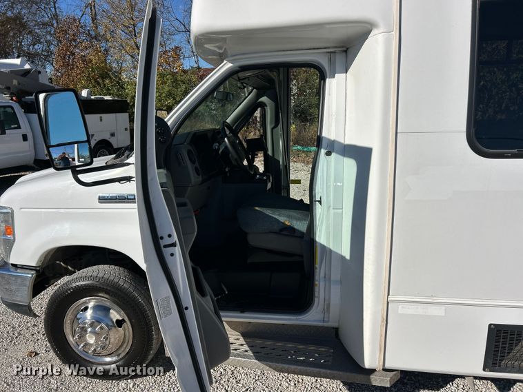 image for item ET6643 2011 Ford E350 Super Duty shuttle bus