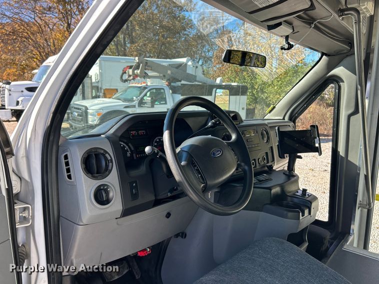 image for item ET6643 2011 Ford E350 Super Duty shuttle bus