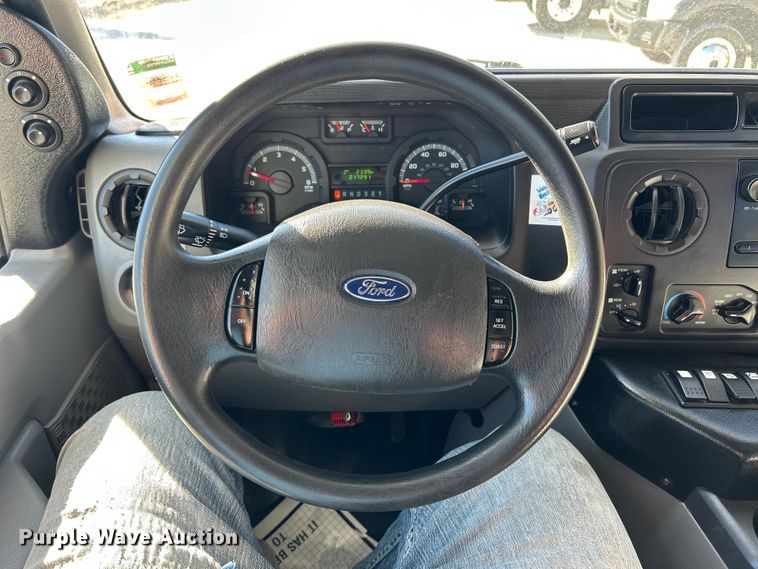 image for item ET6643 2011 Ford E350 Super Duty shuttle bus