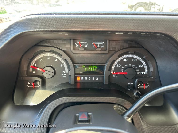 image for item ET6643 2011 Ford E350 Super Duty shuttle bus