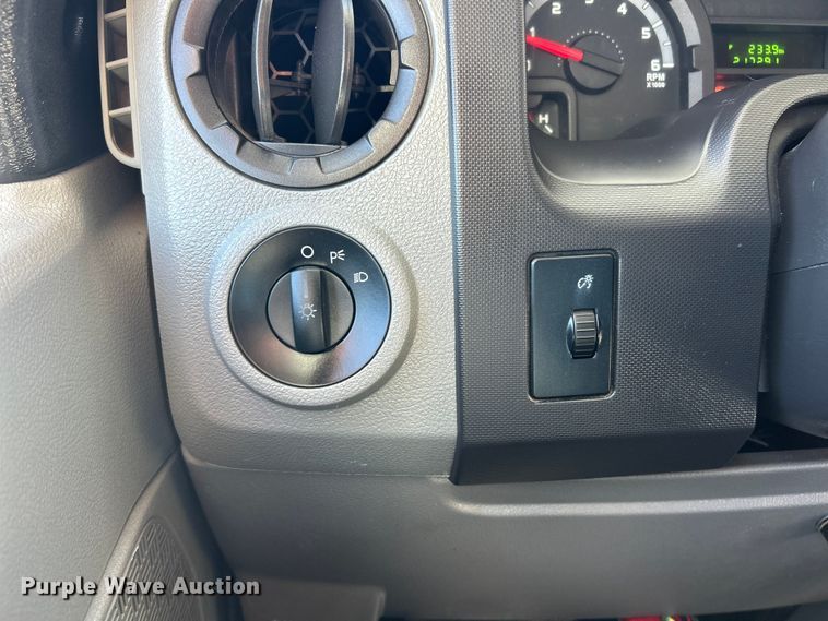 image for item ET6643 2011 Ford E350 Super Duty shuttle bus