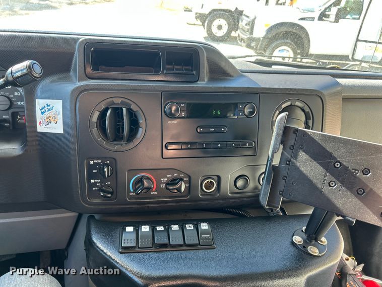 image for item ET6643 2011 Ford E350 Super Duty shuttle bus