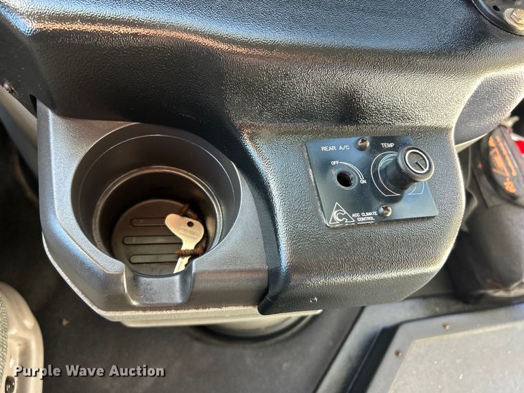 image for item ET6643 2011 Ford E350 Super Duty shuttle bus