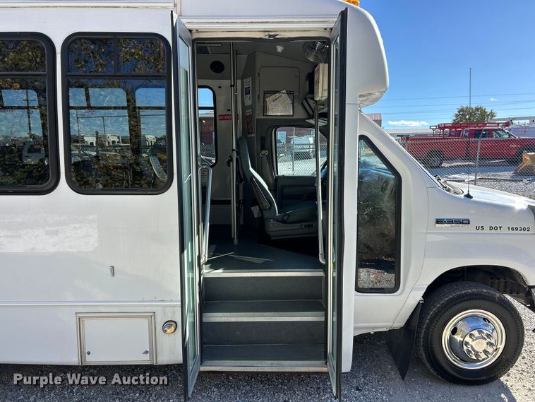 image for item ET6643 2011 Ford E350 Super Duty shuttle bus