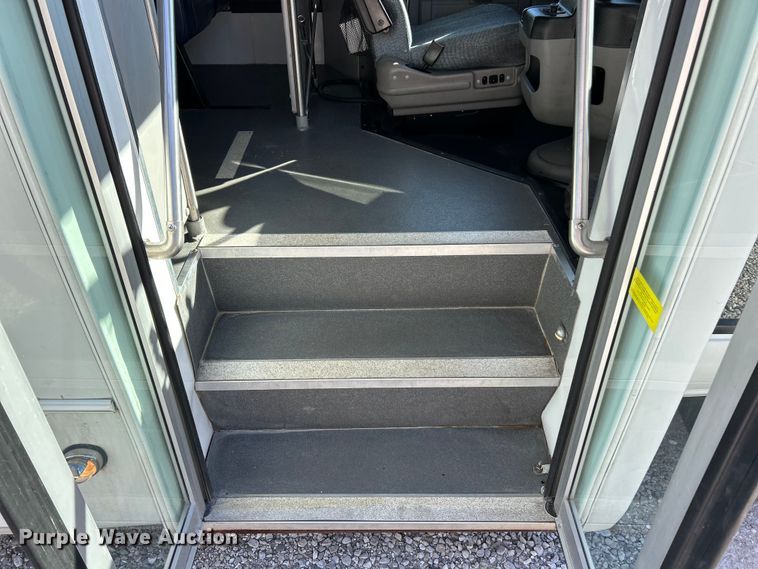 image for item ET6643 2011 Ford E350 Super Duty shuttle bus