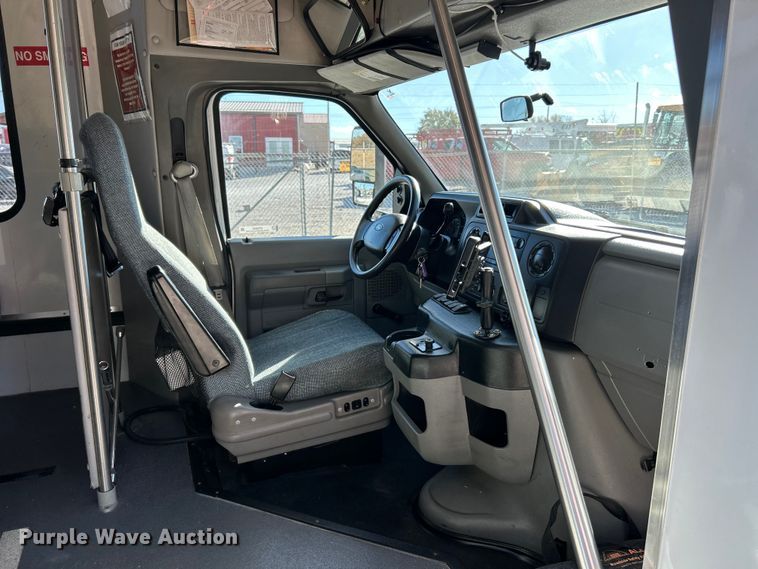 image for item ET6643 2011 Ford E350 Super Duty shuttle bus