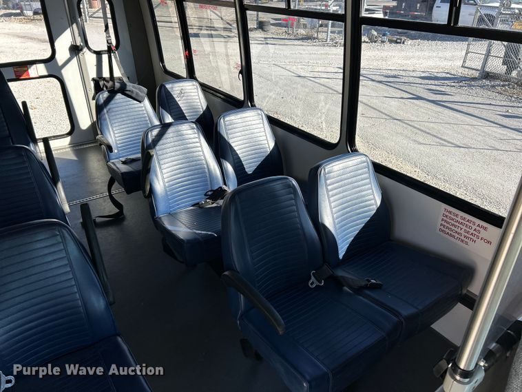 image for item ET6643 2011 Ford E350 Super Duty shuttle bus