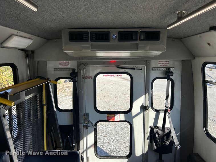 image for item ET6643 2011 Ford E350 Super Duty shuttle bus