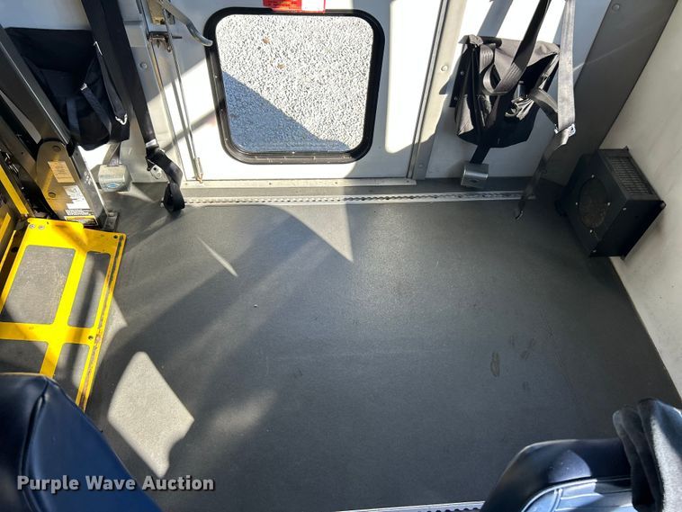 image for item ET6643 2011 Ford E350 Super Duty shuttle bus