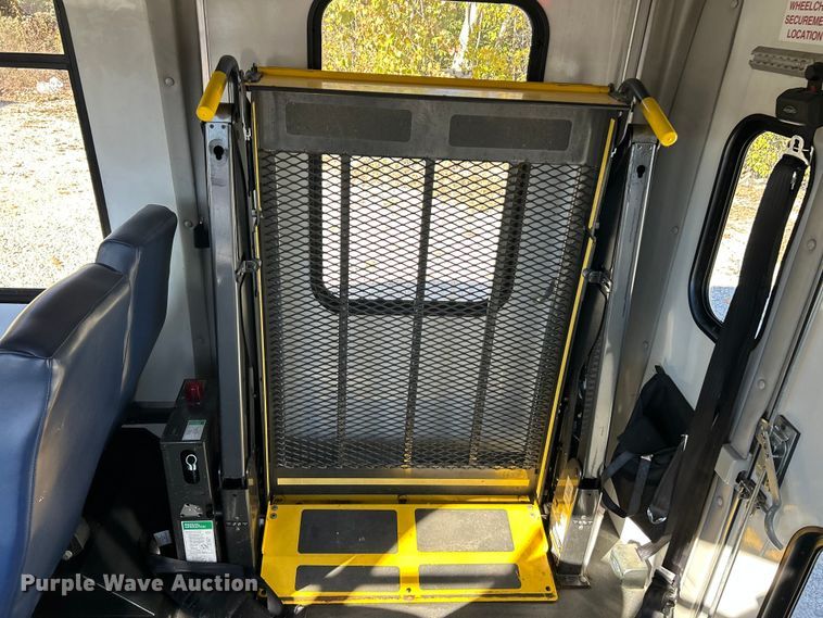 image for item ET6643 2011 Ford E350 Super Duty shuttle bus