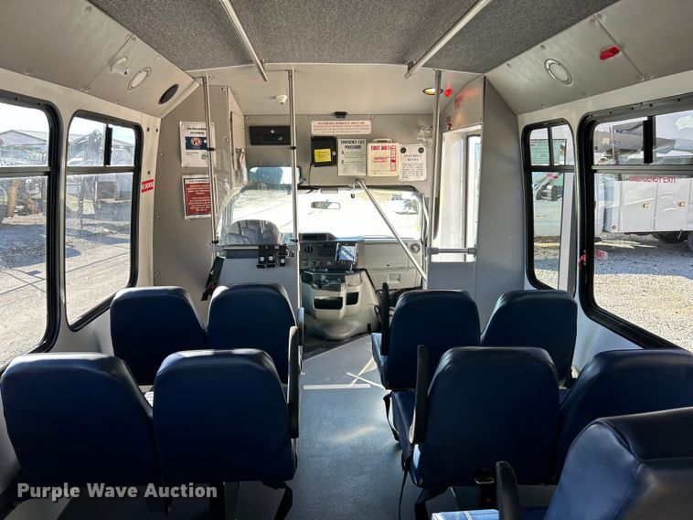 image for item ET6643 2011 Ford E350 Super Duty shuttle bus