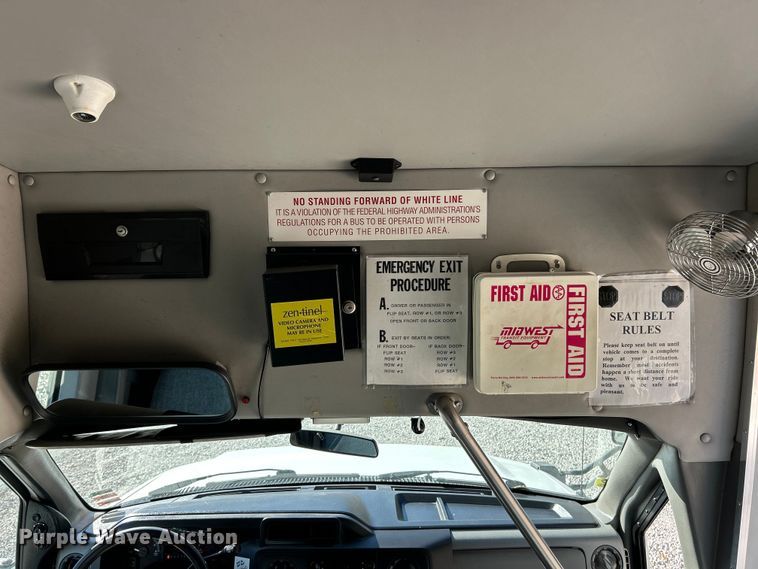 image for item ET6643 2011 Ford E350 Super Duty shuttle bus