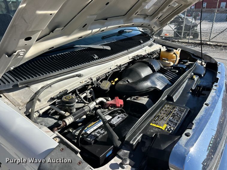 image for item ET6643 2011 Ford E350 Super Duty shuttle bus