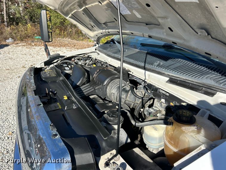 image for item ET6643 2011 Ford E350 Super Duty shuttle bus