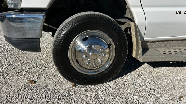 image for item ET6643 2011 Ford E350 Super Duty shuttle bus