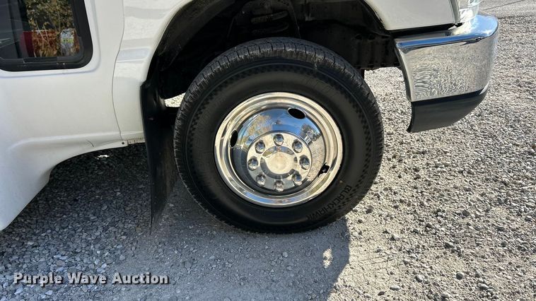 image for item ET6643 2011 Ford E350 Super Duty shuttle bus