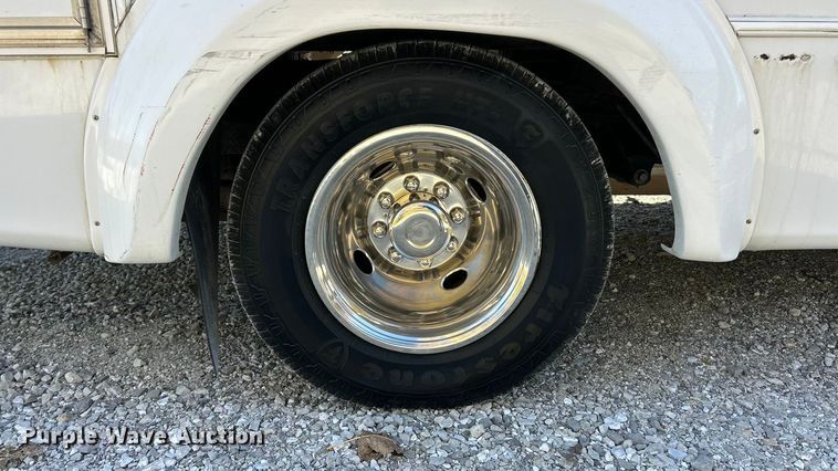 image for item ET6643 2011 Ford E350 Super Duty shuttle bus