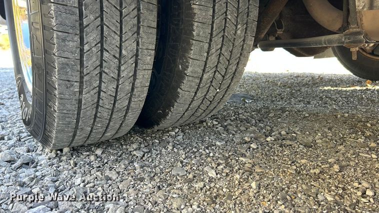 image for item ET6643 2011 Ford E350 Super Duty shuttle bus