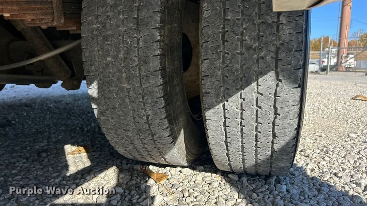 image for item ET6643 2011 Ford E350 Super Duty shuttle bus