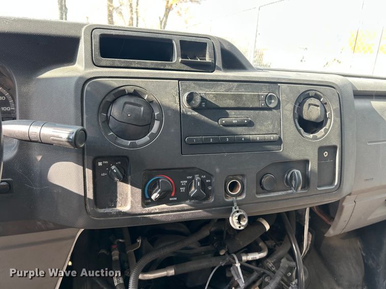 image for item ET6668 2014 Ford E350 Super Duty box truck