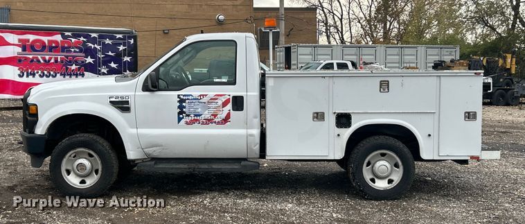 image for item ET6669 2008 Ford F250 Super Duty XL utility bed pickup truck