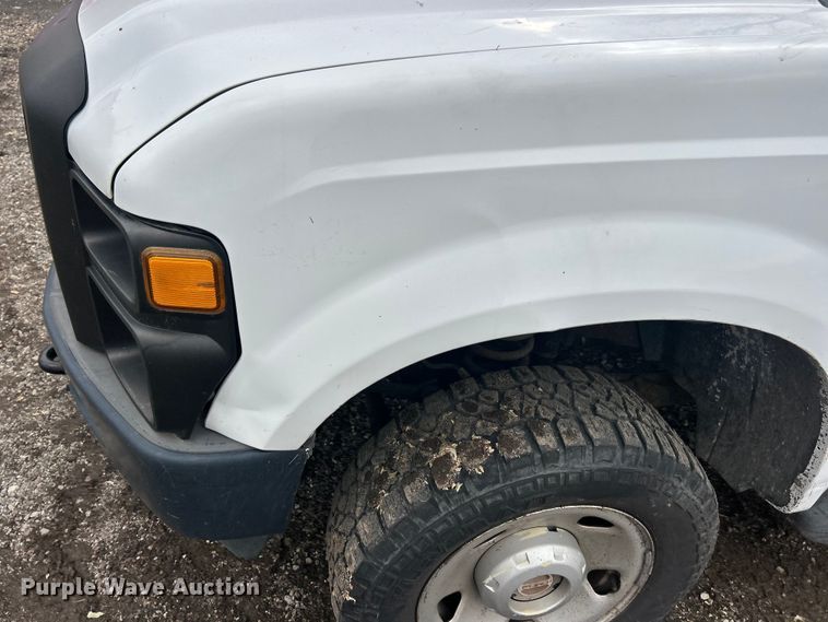 image for item ET6669 2008 Ford F250 Super Duty XL utility bed pickup truck