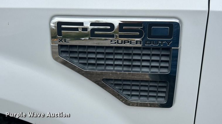 image for item ET6669 2008 Ford F250 Super Duty XL utility bed pickup truck