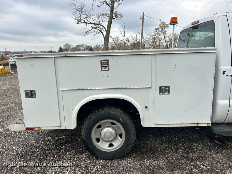 image for item ET6669 2008 Ford F250 Super Duty XL utility bed pickup truck