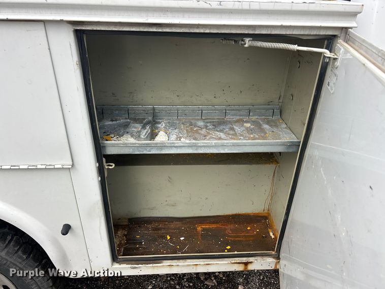 image for item ET6669 2008 Ford F250 Super Duty XL utility bed pickup truck