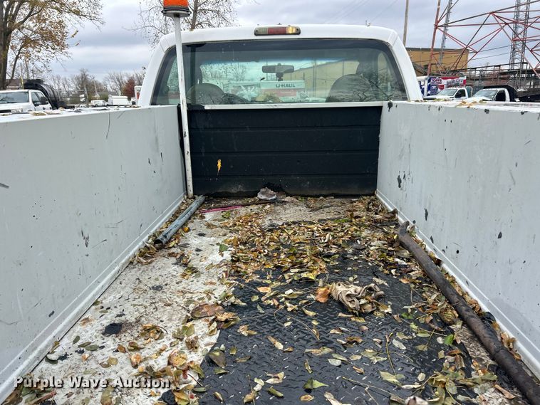 image for item ET6669 2008 Ford F250 Super Duty XL utility bed pickup truck