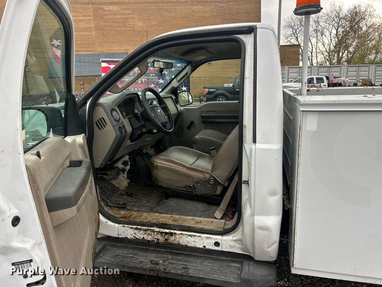 image for item ET6669 2008 Ford F250 Super Duty XL utility bed pickup truck