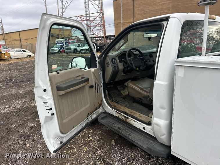 image for item ET6669 2008 Ford F250 Super Duty XL utility bed pickup truck