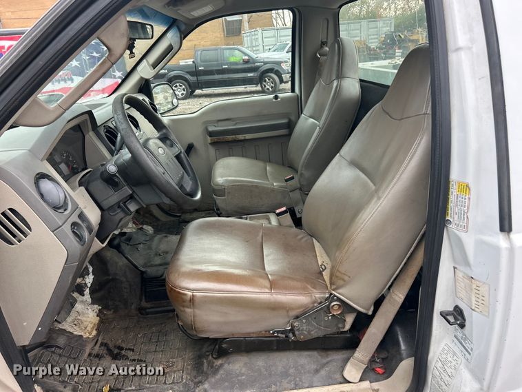 image for item ET6669 2008 Ford F250 Super Duty XL utility bed pickup truck