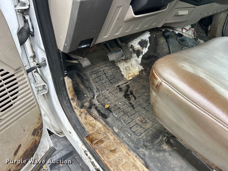 image for item ET6669 2008 Ford F250 Super Duty XL utility bed pickup truck