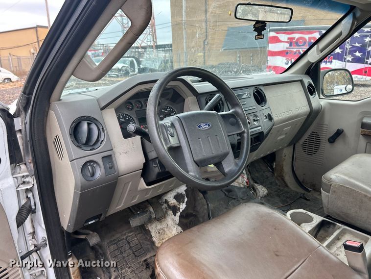 image for item ET6669 2008 Ford F250 Super Duty XL utility bed pickup truck