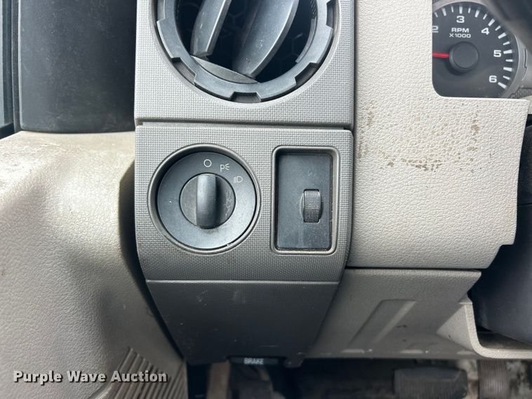 image for item ET6669 2008 Ford F250 Super Duty XL utility bed pickup truck