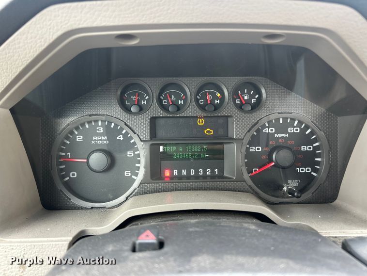 image for item ET6669 2008 Ford F250 Super Duty XL utility bed pickup truck