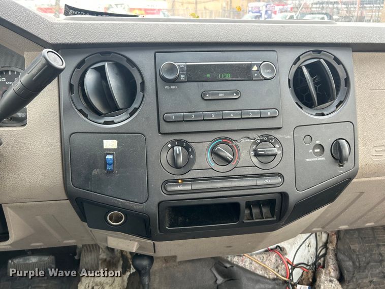 image for item ET6669 2008 Ford F250 Super Duty XL utility bed pickup truck