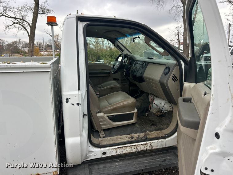 image for item ET6669 2008 Ford F250 Super Duty XL utility bed pickup truck