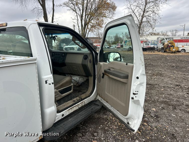 image for item ET6669 2008 Ford F250 Super Duty XL utility bed pickup truck