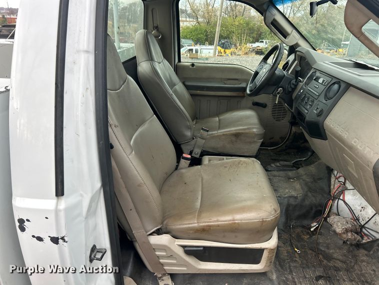 image for item ET6669 2008 Ford F250 Super Duty XL utility bed pickup truck